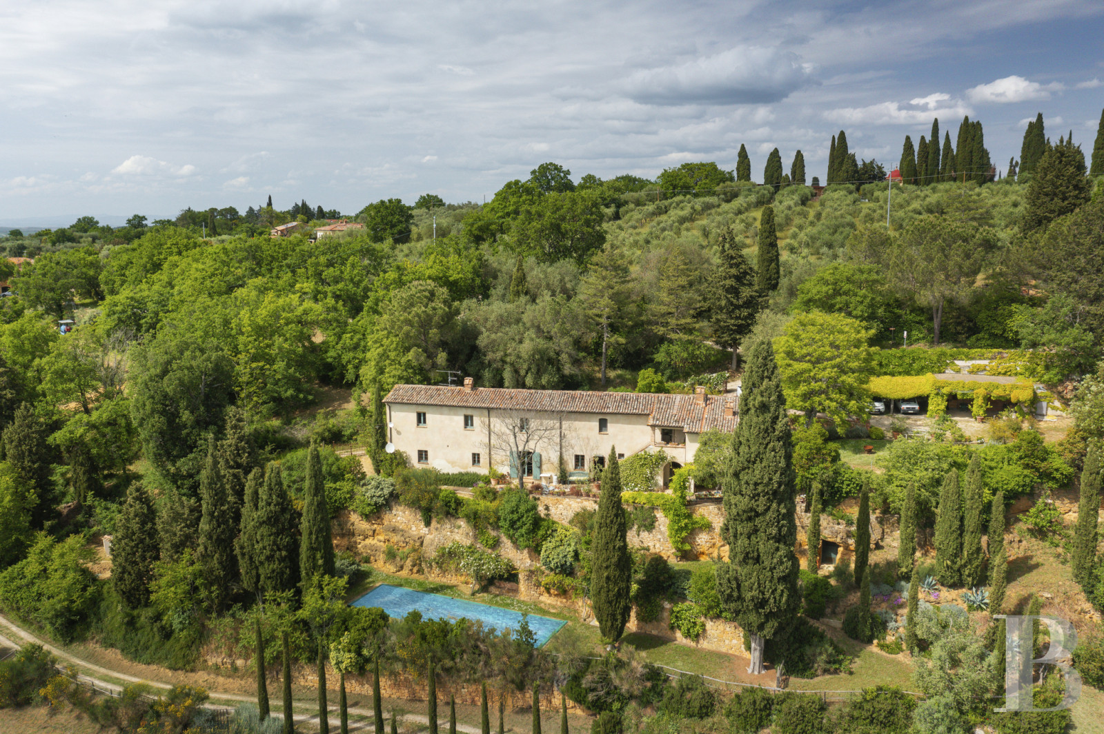 An old olive grove farmhouse restored to its former glory, overlooking the countryside in the Val d'Orcia in Tuscany - photo  n°1